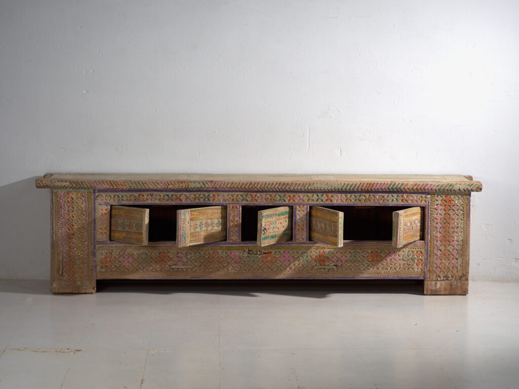 Aparador antiguo pintado en madera de pino – Xinjiang, circa 1930