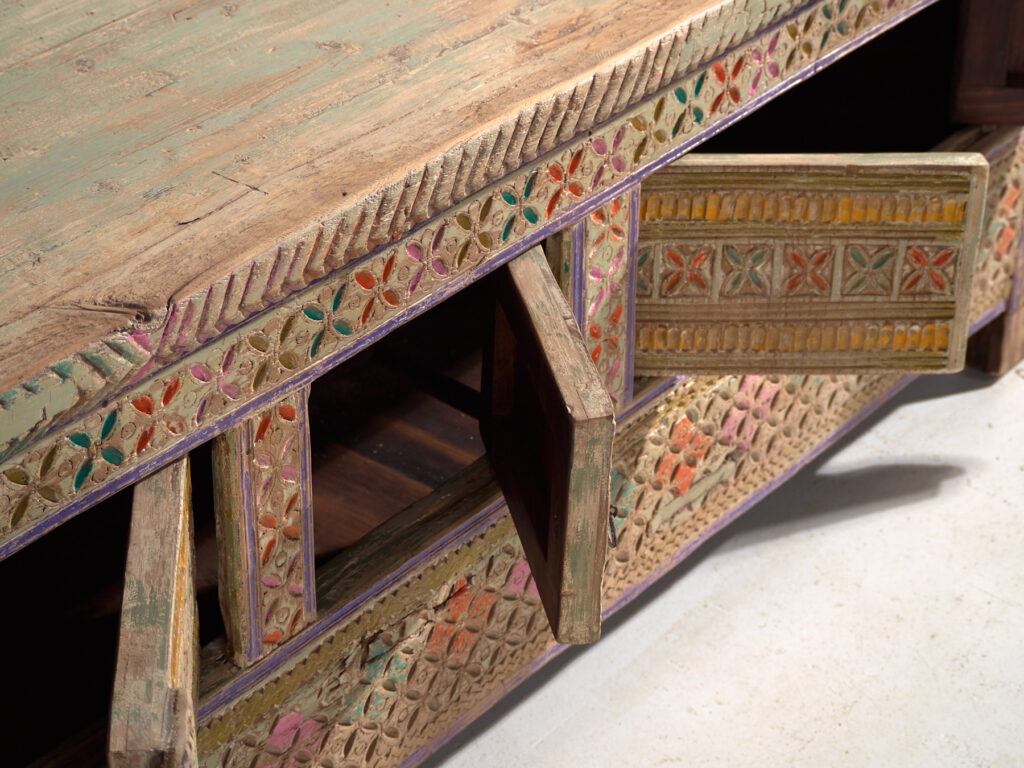Aparador antiguo pintado en madera de pino – Xinjiang, circa 1930