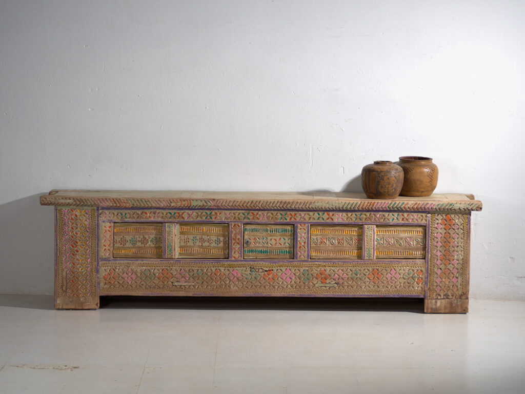 Aparador antiguo pintado en madera de pino – Xinjiang, circa 1930