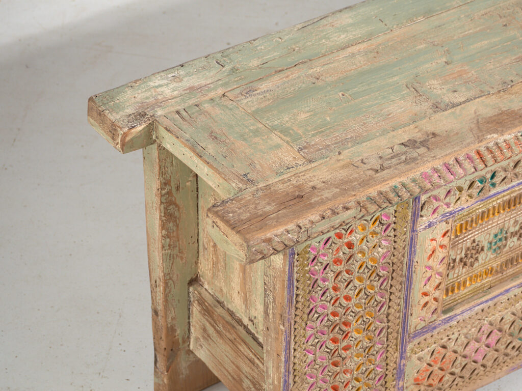 Aparador antiguo pintado en madera de pino – Xinjiang, circa 1930