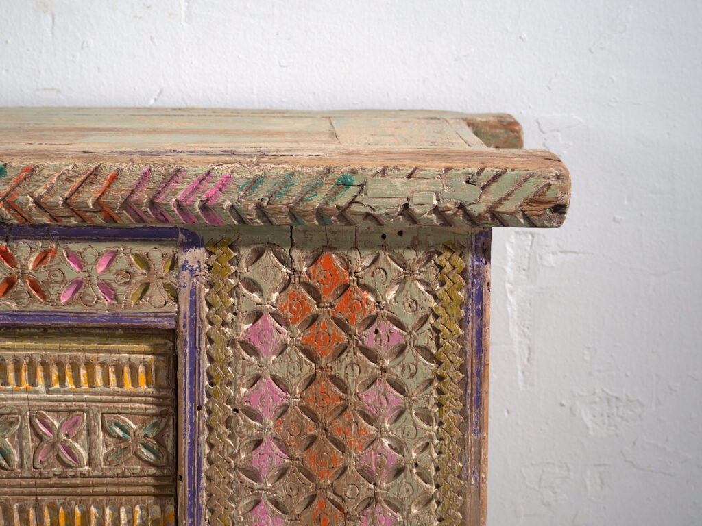 Aparador antiguo pintado en madera de pino – Xinjiang, circa 1930