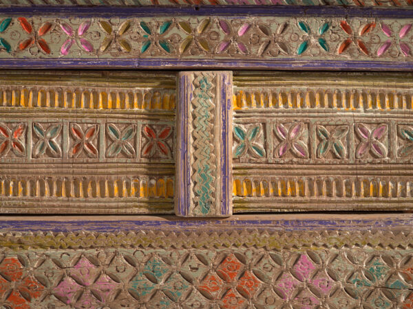 Aparador antiguo pintado en madera de pino – Xinjiang, circa 1930