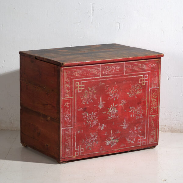 Antique Chinese painted trunk in pine wood – Dongbei, circa 1930
