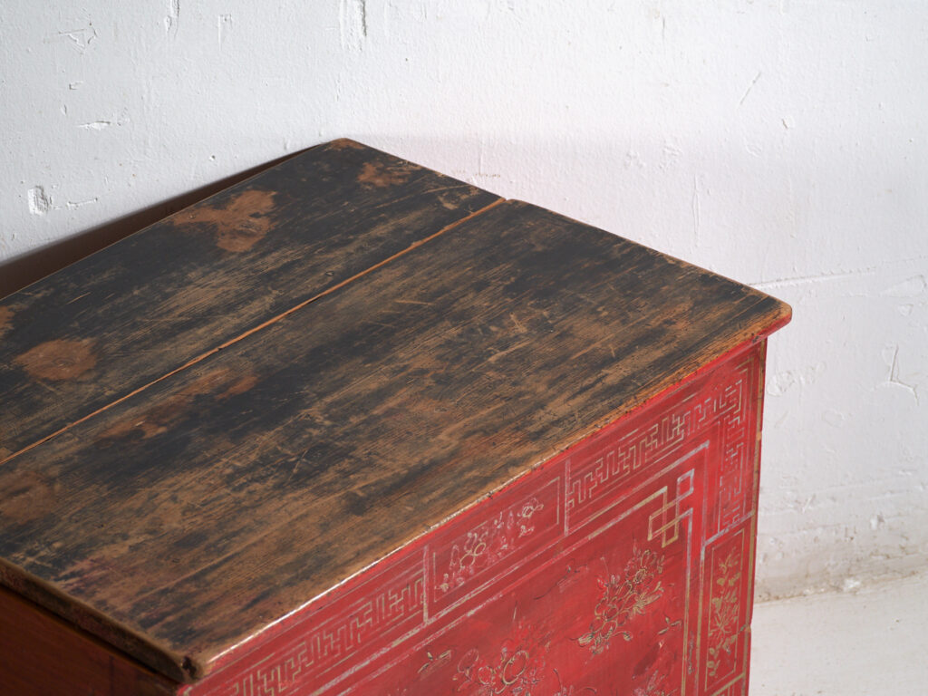 Coffre ancien chinois peint en bois de pin – Dongbei, circa 1930