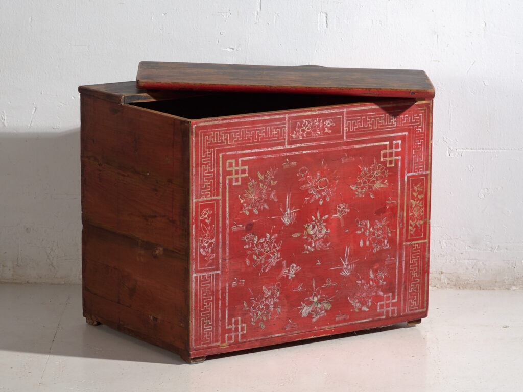 Coffre ancien chinois peint en bois de pin – Dongbei, circa 1930