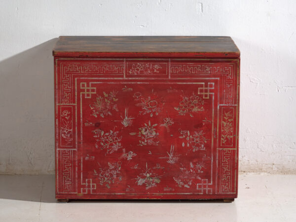 Coffre ancien chinois peint en bois de pin – Dongbei, circa 1930