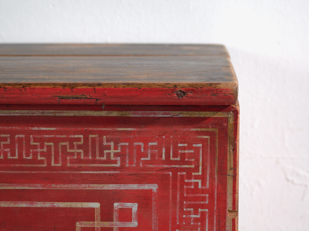Coffre ancien chinois peint en bois de pin – Dongbei, circa 1930