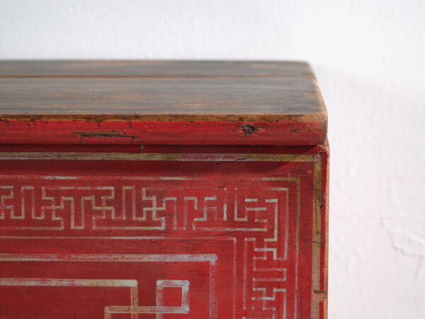 Coffre ancien chinois peint en bois de pin – Dongbei, circa 1930