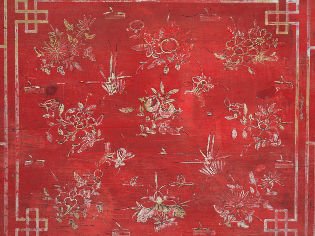 Coffre ancien chinois peint en bois de pin – Dongbei, circa 1930