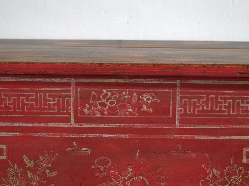 Coffre ancien chinois peint en bois de pin – Dongbei, circa 1930