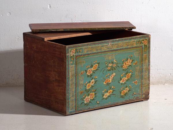 Baúl antiguo chino en madera de pino – China, circa 1930