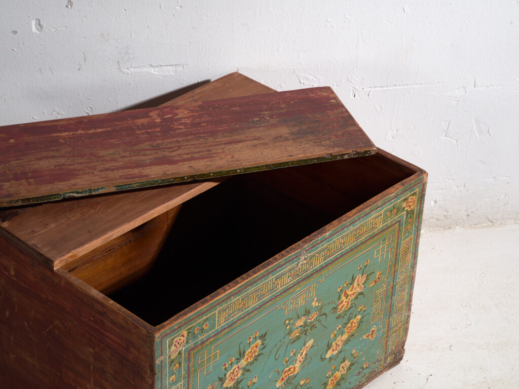 Coffre ancien chinois en bois de pin – Chine, circa 1930