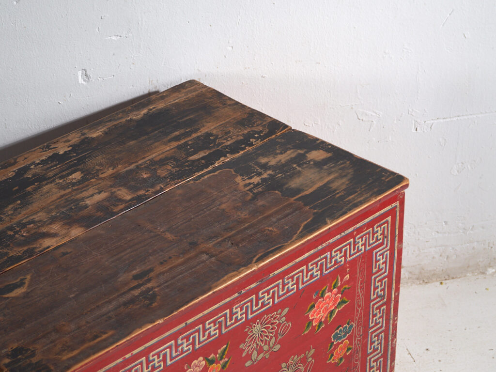 Baúl antiguo chino pintado en madera de pino – China, circa 1930