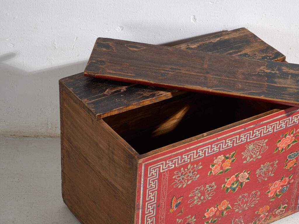 Baúl antiguo chino pintado en madera de pino – China, circa 1930