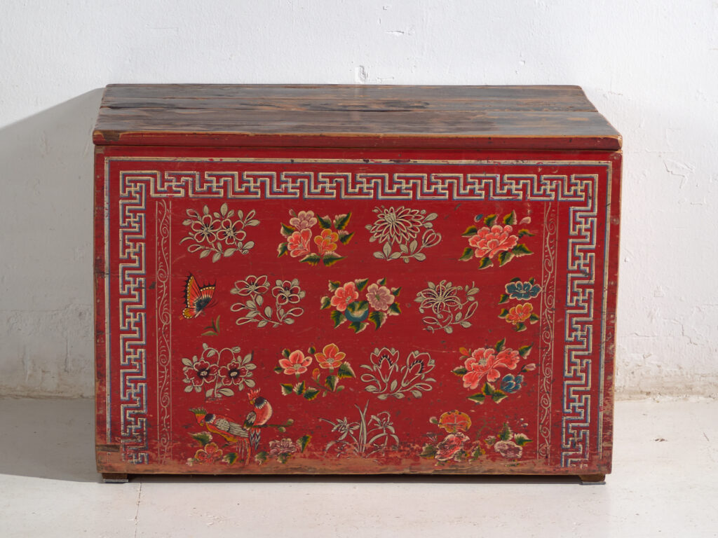 Baúl antiguo chino pintado en madera de pino – China, circa 1930