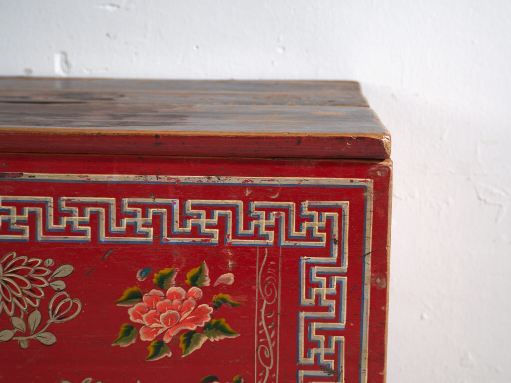 Baúl antiguo chino pintado en madera de pino – China, circa 1930