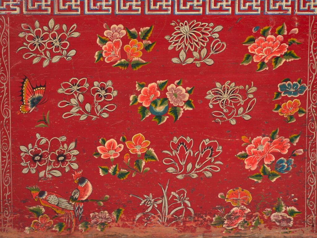 Baúl antiguo chino pintado en madera de pino – China, circa 1930