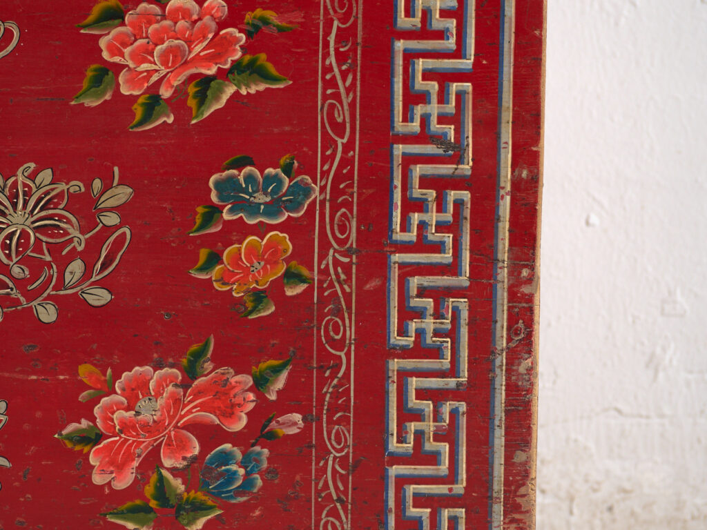 Baúl antiguo chino pintado en madera de pino – China, circa 1930