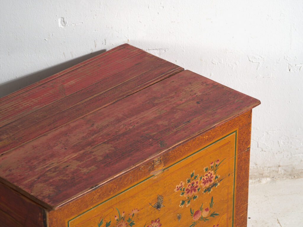 Baúl chino antiguo con pintura original – China, circa 1900