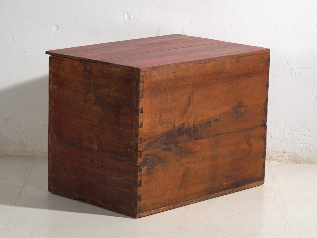 Baúl chino antiguo con pintura original – China, circa 1900