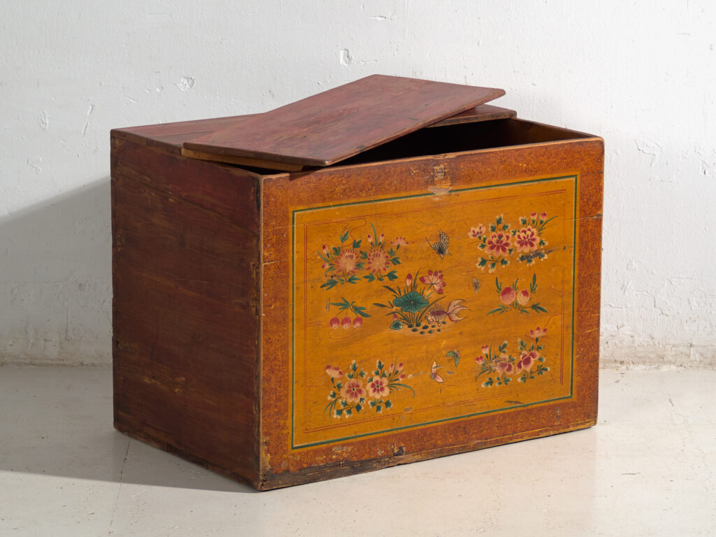 Baúl chino antiguo con pintura original – China, circa 1900