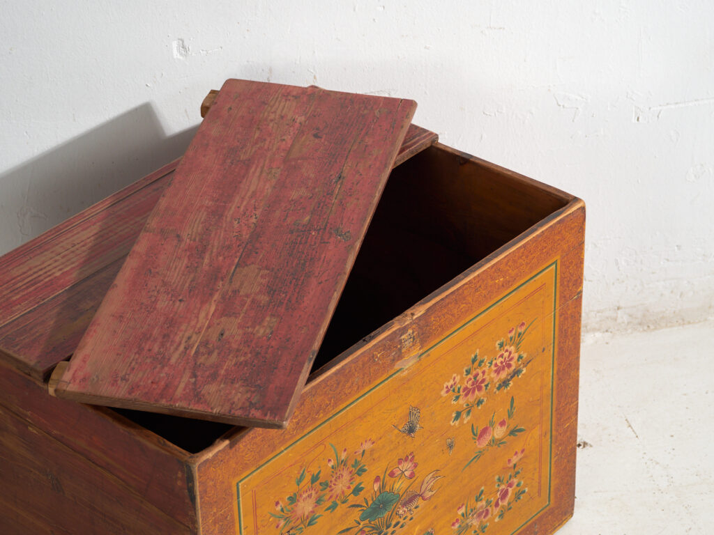 Baúl chino antiguo con pintura original – China, circa 1900