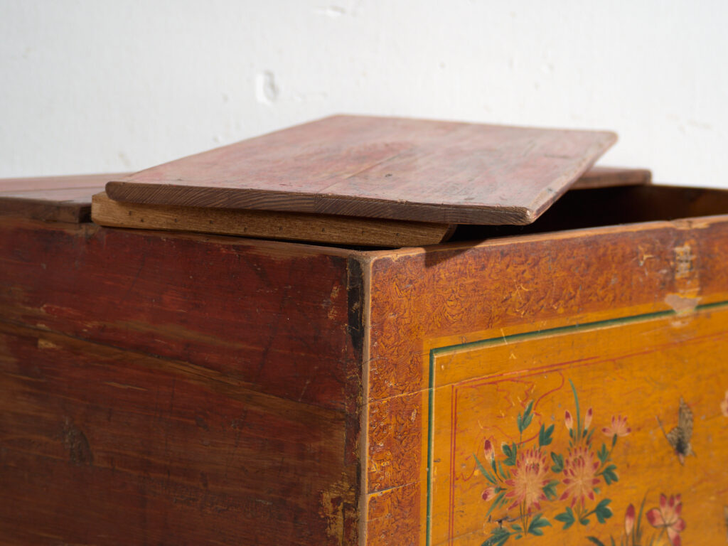 Baúl chino antiguo con pintura original – China, circa 1900