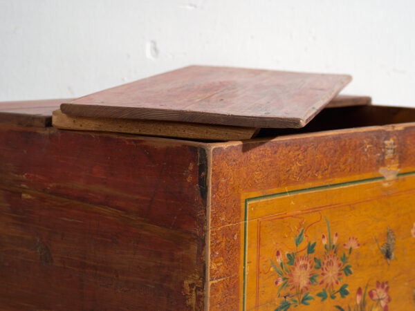 Baúl chino antiguo con pintura original – China, circa 1900