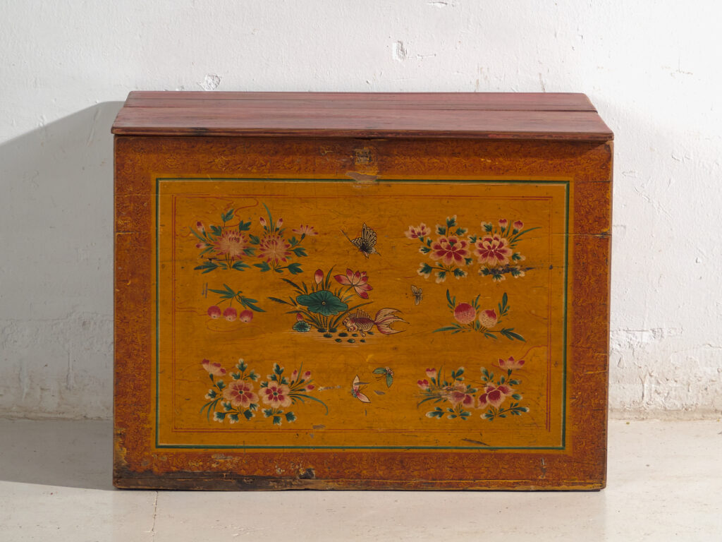 Baúl chino antiguo con pintura original – China, circa 1900