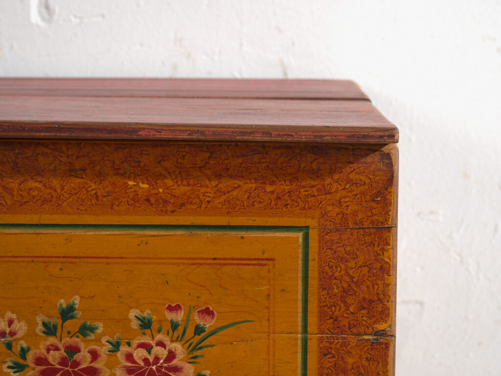 Baúl chino antiguo con pintura original – China, circa 1900