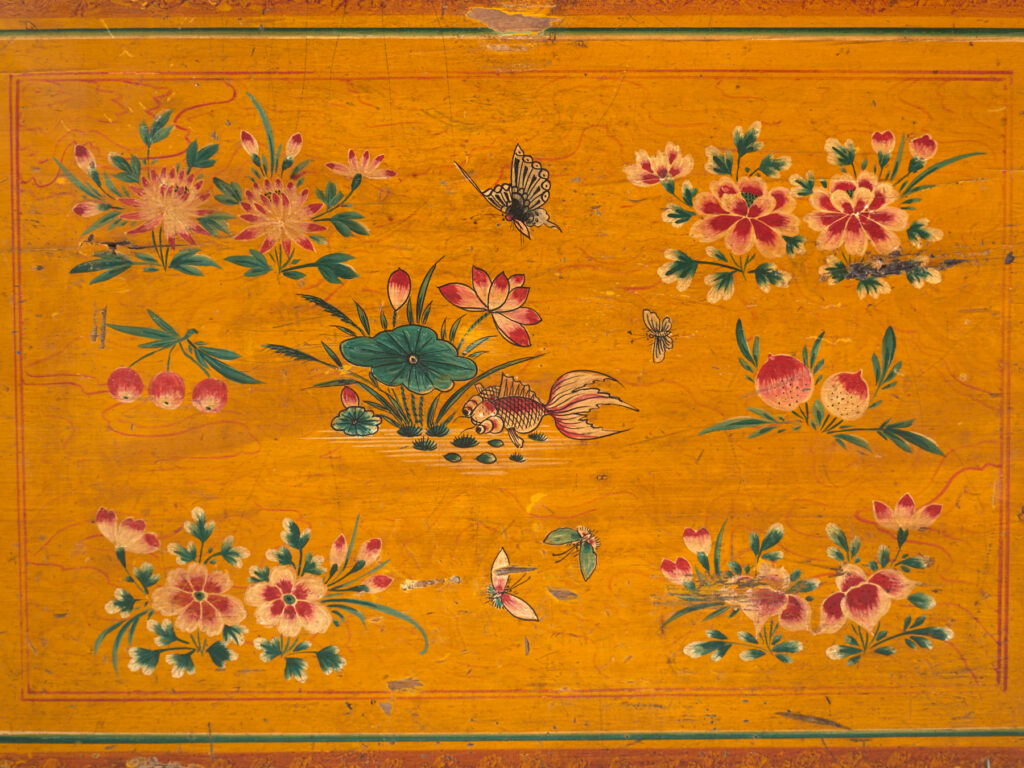 Baúl chino antiguo con pintura original – China, circa 1900