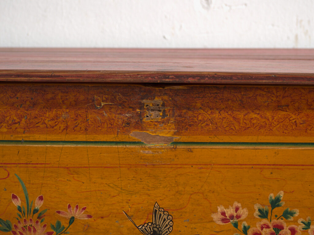 Baúl chino antiguo con pintura original – China, circa 1900
