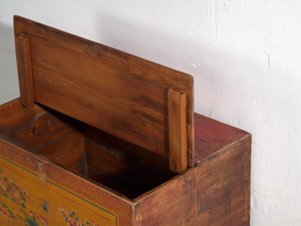 Baúl chino antiguo con pintura original – China, circa 1900