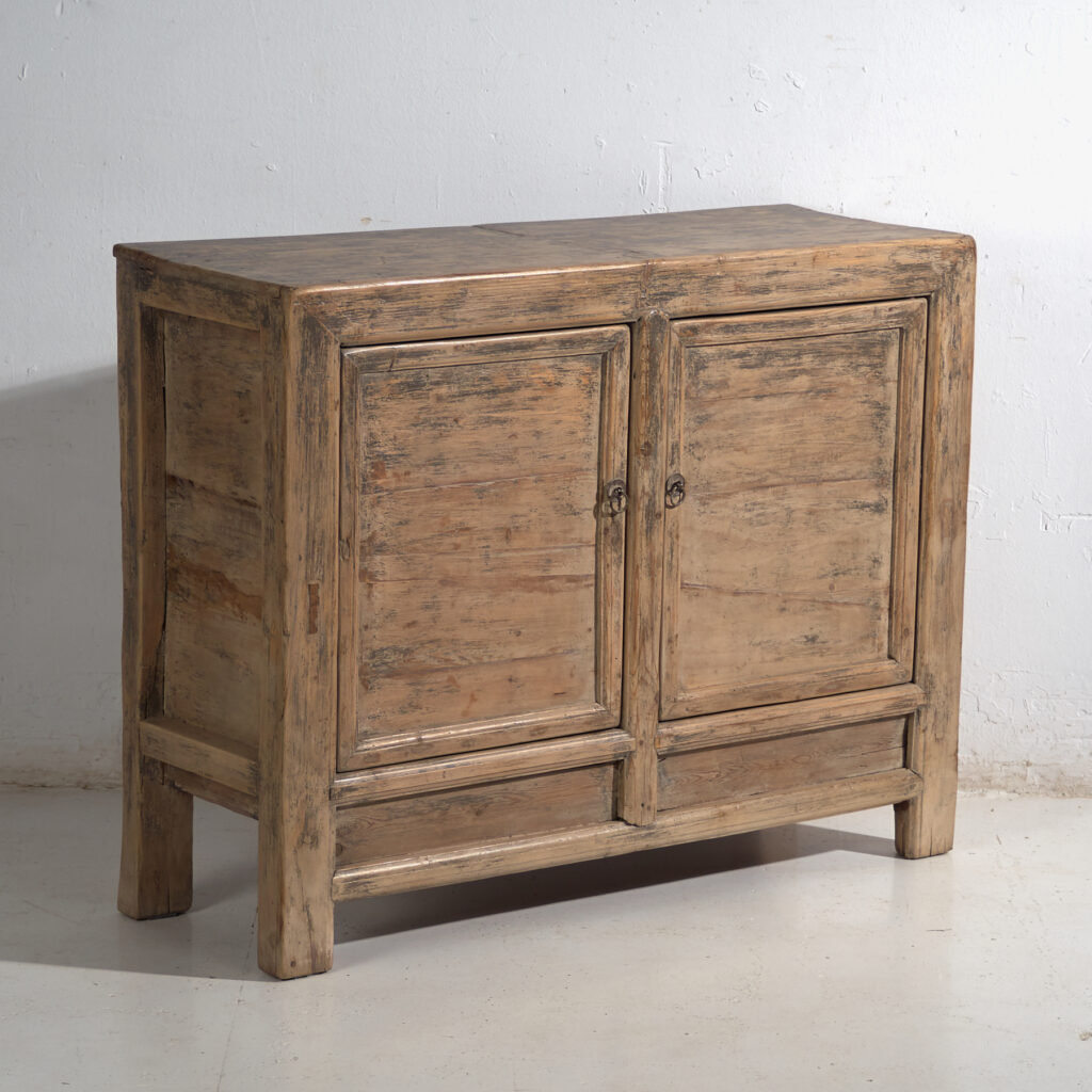 Aparador chino de dos puertas en pino de Gansu – China, circa 1930