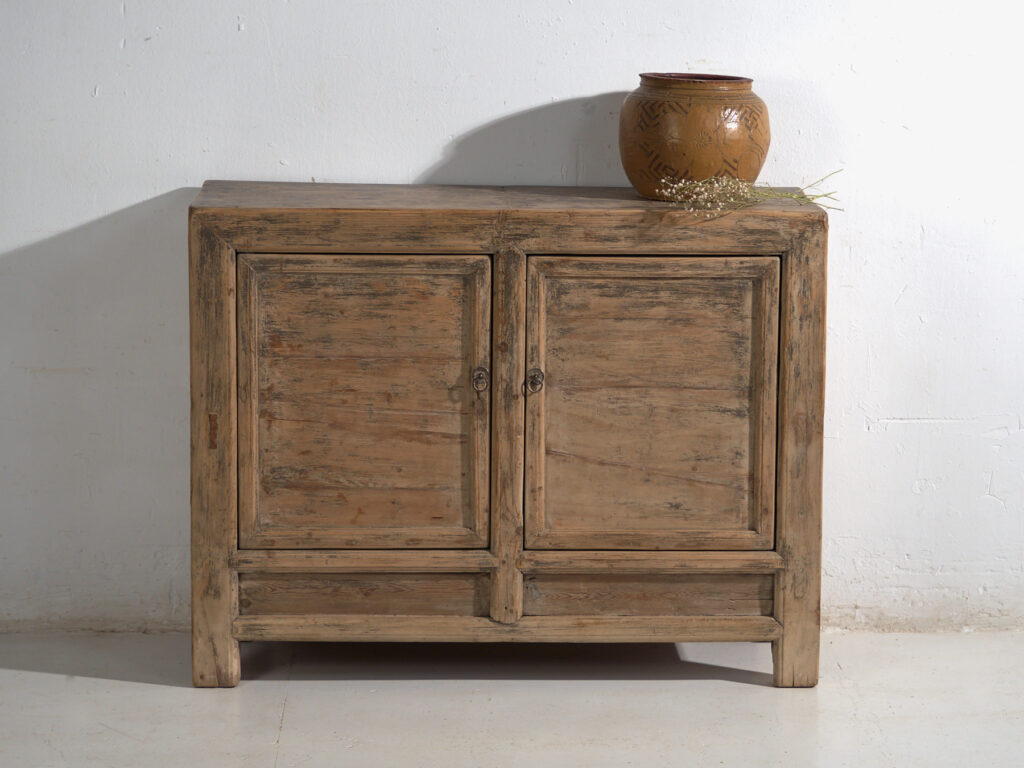 Aparador chino de dos puertas en pino de Gansu – China, circa 1930
