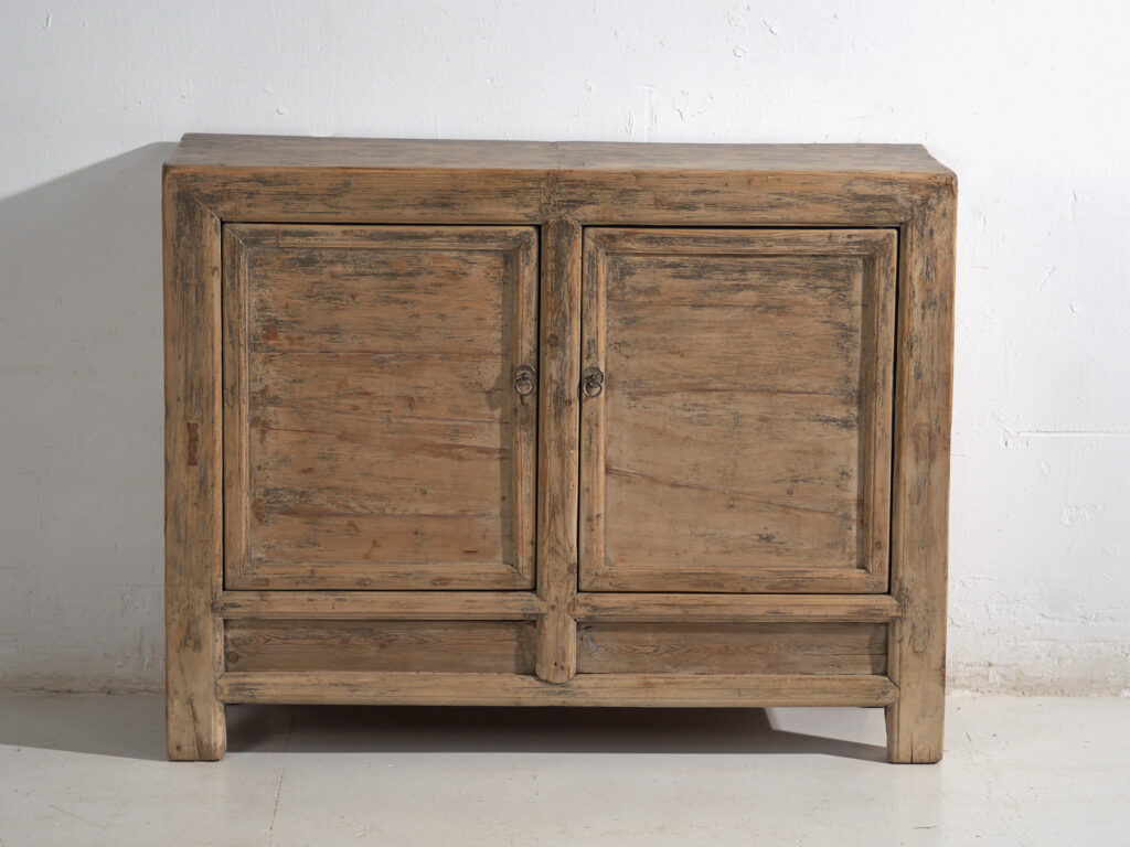 Aparador chino de dos puertas en pino de Gansu – China, circa 1930