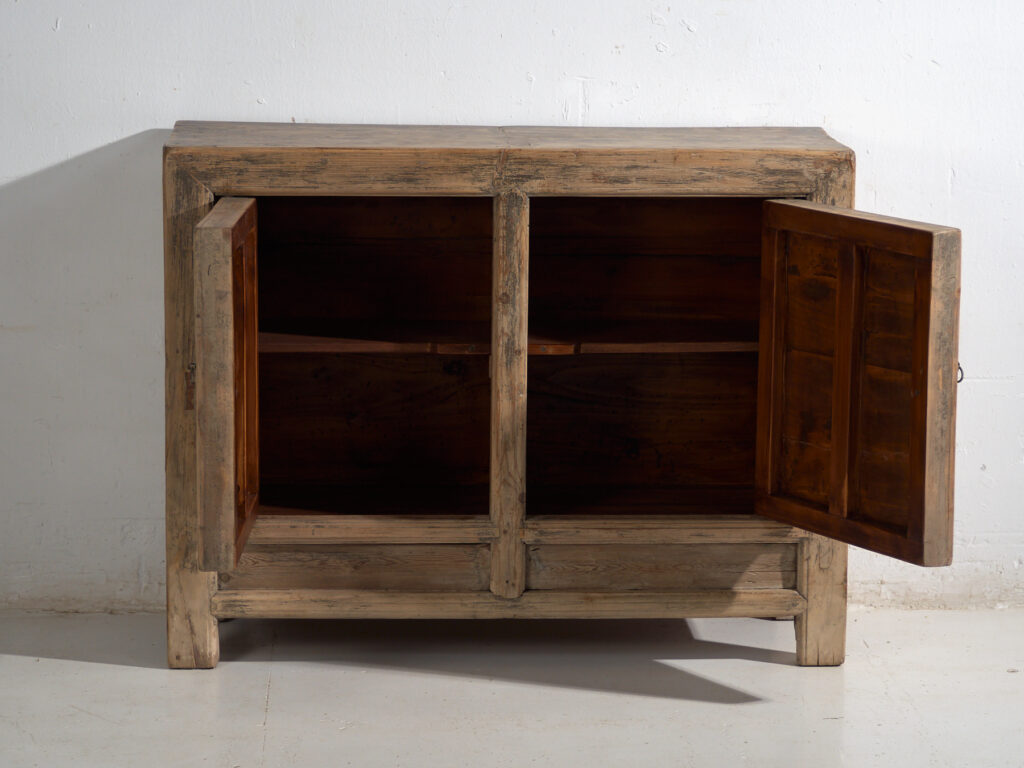 Aparador chino de dos puertas en pino de Gansu – China, circa 1930