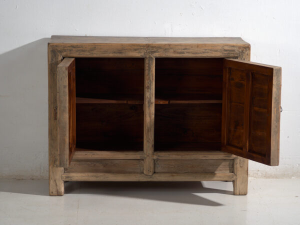 Aparador chino de dos puertas en pino de Gansu – China, circa 1930