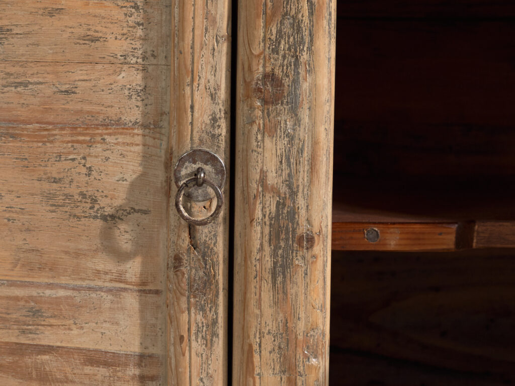 Aparador chino de dos puertas en pino de Gansu – China, circa 1930