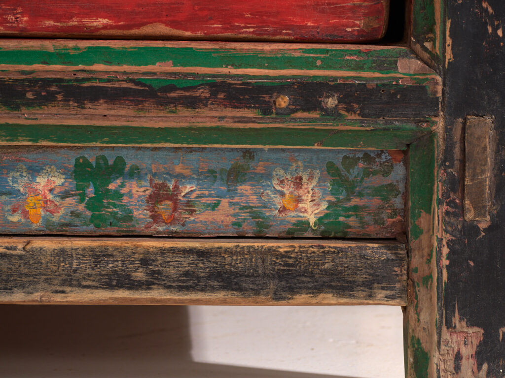 Buffet ancien peint en bois de pin – Chine, circa 1930