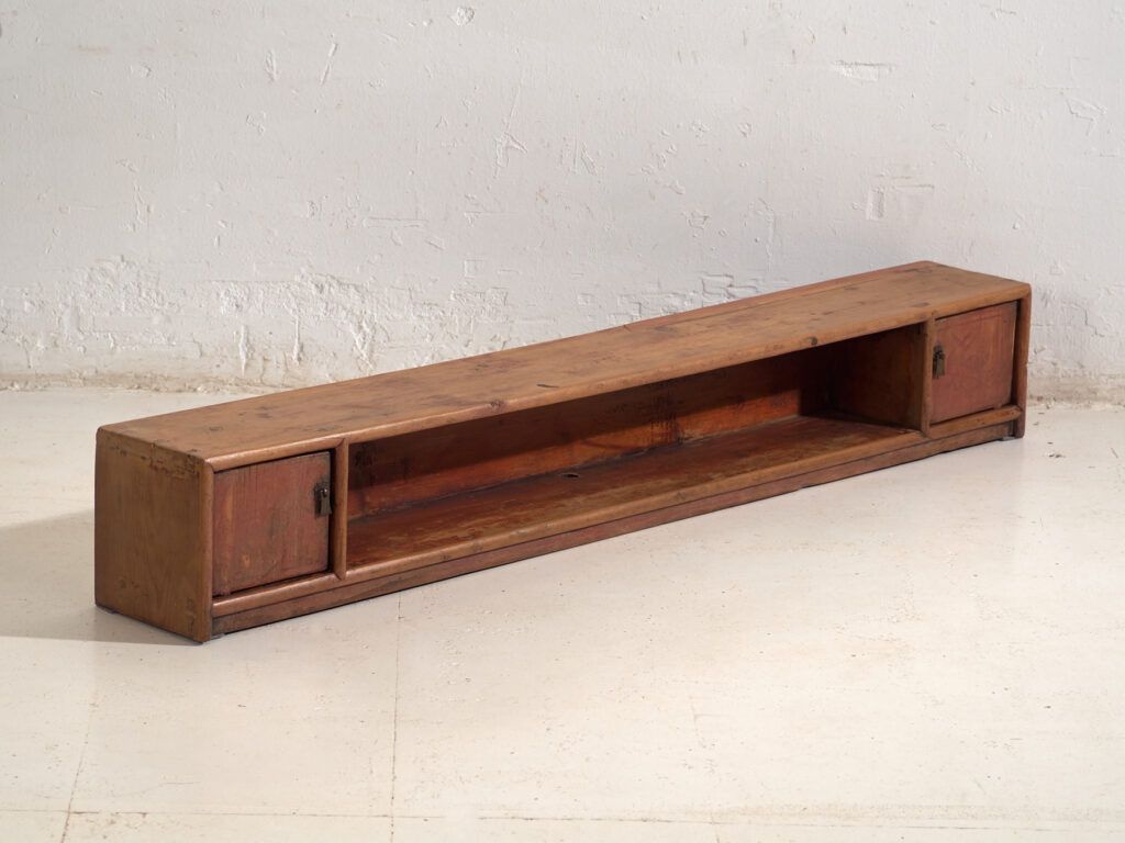 Buffet bas ancien en bois de pin - Chine, c.1930