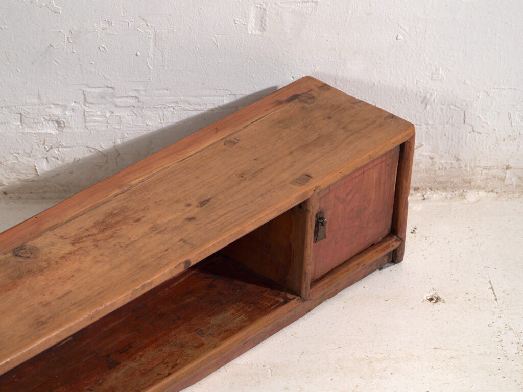 Buffet bas ancien en bois de pin - Chine, c.1930