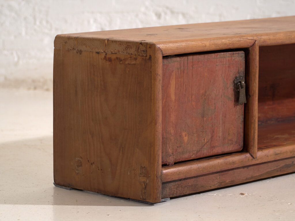 Buffet bas ancien en bois de pin - Chine, c.1930