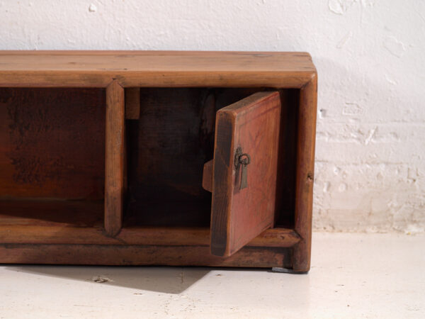 Buffet bas ancien en bois de pin - Chine, c.1930