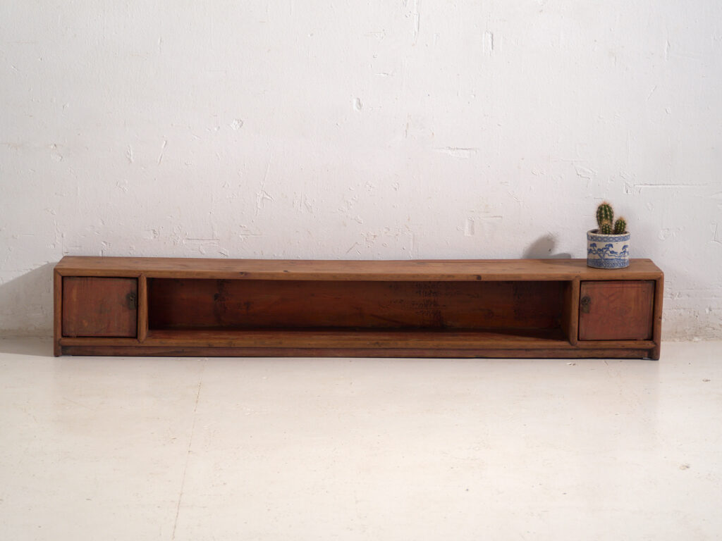 Buffet bas ancien en bois de pin - Chine, c.1930