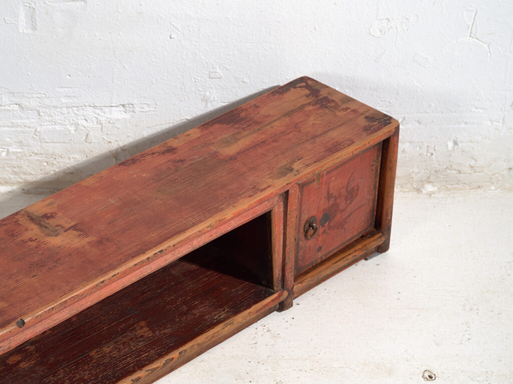 Aparador bajo antiguo pintado en madera de pino - China, c.1930