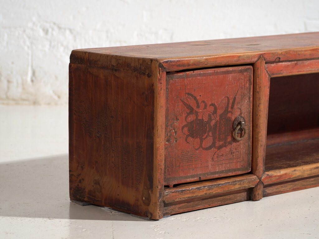 Aparador bajo antiguo pintado en madera de pino - China, c.1930