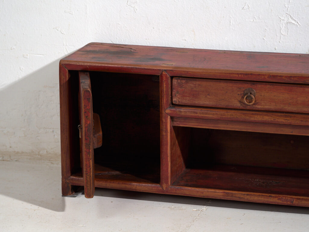 Aparador bajo antiguo en madera de pino - China, c.1930