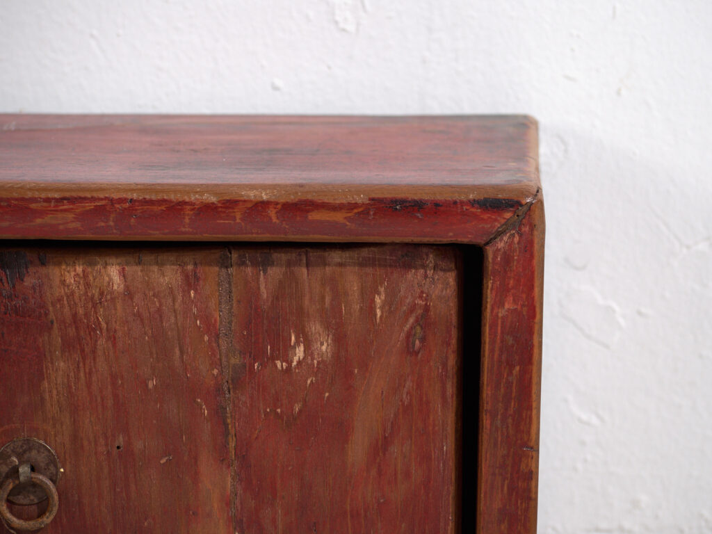 Aparador bajo antiguo en madera de pino - China, c.1930