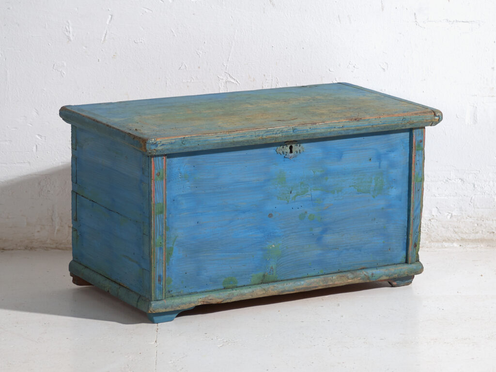 Baúl antiguo pintado azul en pino – Europa central, circa 1900